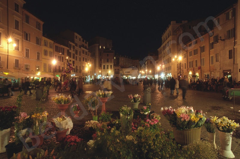 Campo de'Fiori esti fényben.