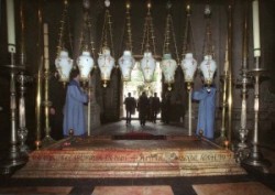 Szentsír templomban a bebalzsamozás kövénél két  örmény szerzetes  várja az ajtón belépő patriarchát. A bebalzsamozás köve felett nyolc lámpa van. 
                                                